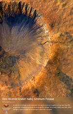 Een recente krater nabij Sirenum Fossae