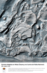 Estratos plegados en Melas Chasma, en el centro de Valles Marineris