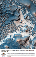 Material brillante a lo largo del suelo de un canal en Noctis Labyrinthus 