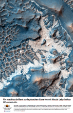 Un matriau brillant sur le plancher dune fosse  Noctis Labyrinthus