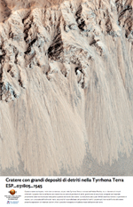 Cratere con grandi depositi di detriti nella Tyrrhena Terra