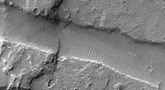 Datando el graben colindante en Melas Chasma