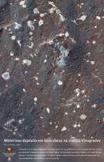 Misterioso depsito em tons claros na cratera Vinogradov